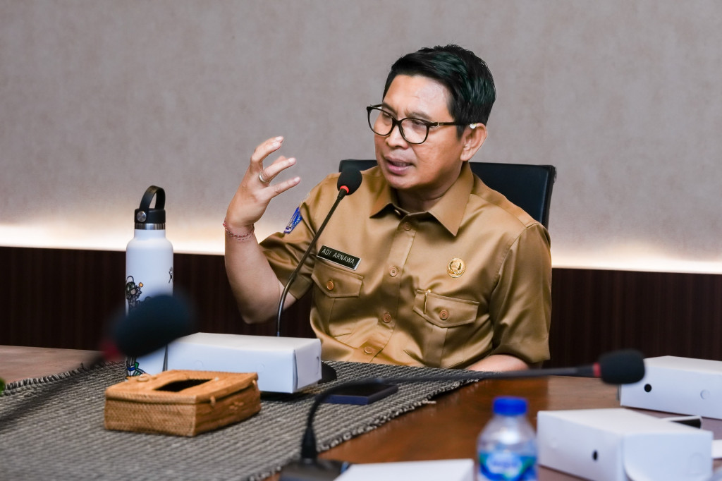 Sekda Adi Arnawa Rapat Dengan Direksi Perumda Air Minum Tirta Mangutama